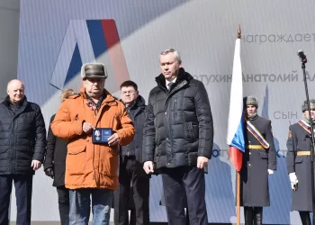 Губернатор Андрей Травников поздравил жителей региона с десятой годовщиной Крымской весны