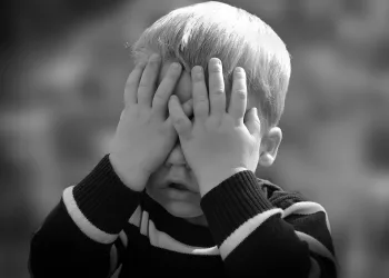 В Новосибирске мать оставила детей 3 и 5 лет без присмотра на ночь