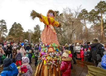 Поедание блинов на скорость и частушечные бои: как жители Новосибирска празднуют Масленицу