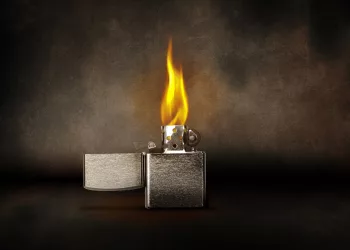 «Выволокла в подъезд»: в Новосибирске пьяная женщина подожгла волосы своей сопернице