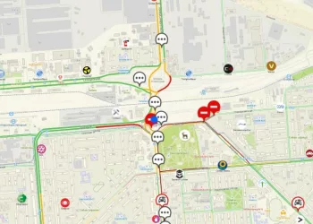 «Весь город дырявый»: жители Новосибирска стоят в огромных пробках в выходной день