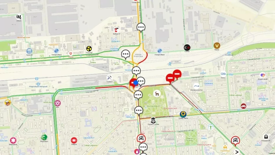 «Весь город дырявый»: жители Новосибирска стоят в огромных пробках в выходной день