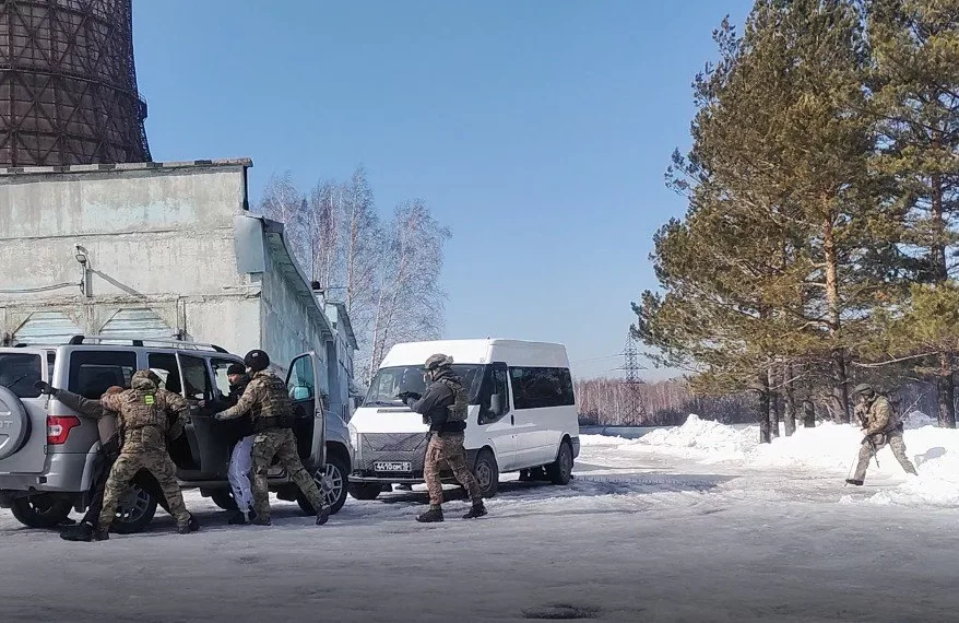 В Новосибирске на ТЭЦ-5 заметили людей с оружием