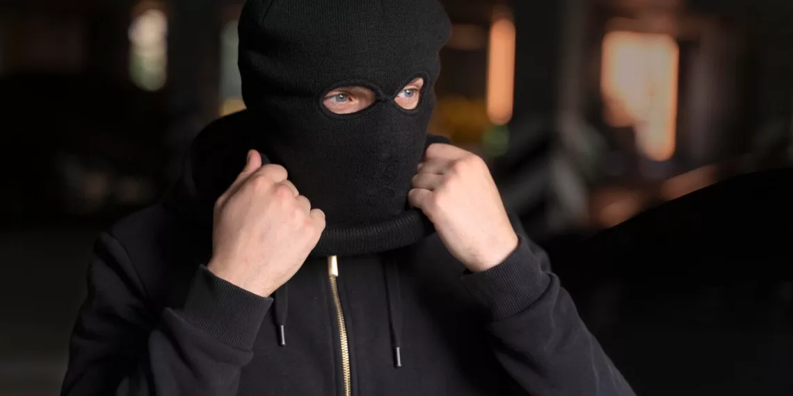 Жители Новосибирска пожаловались на онаниста, наблюдавшего за детьми