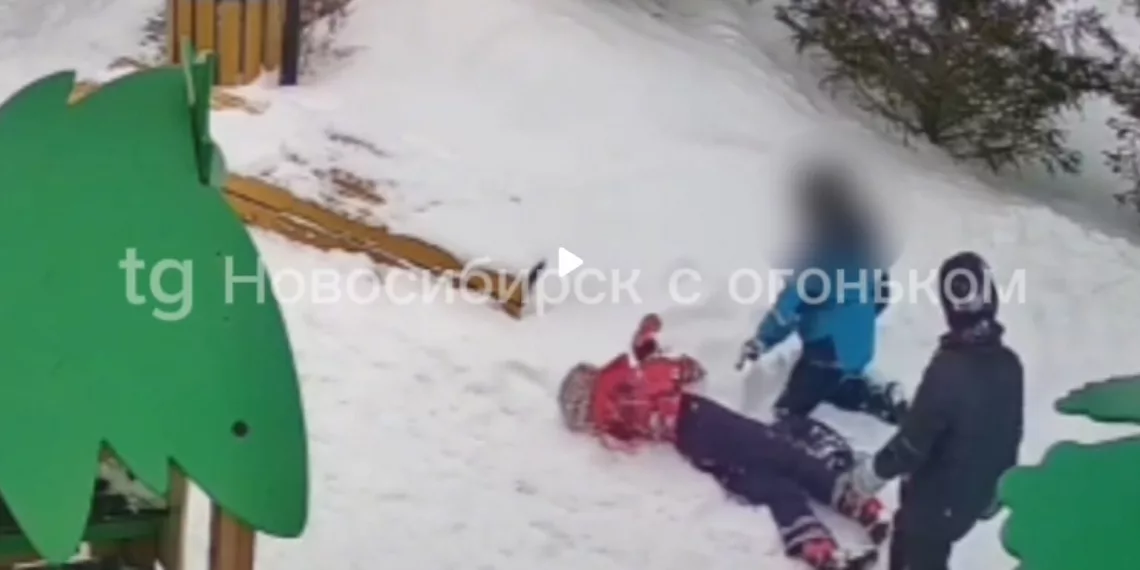 Три мальчика отпинали 9-летнюю школьницу на детской площадке в Новосибирске