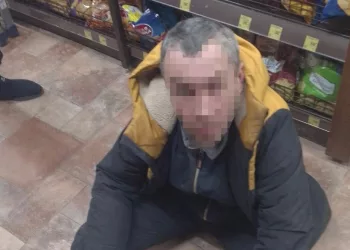 «Пришел, выпил и упал»: новосибирец чуть не разбил витрину, выпив залпом 250 мл водки