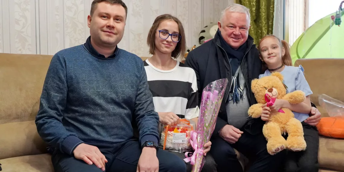 Депутаты «Единой России» поздравили жену и дочь участника СВО с 8 марта