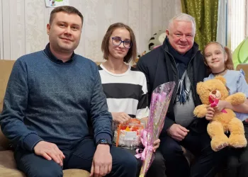 Депутаты «Единой России» поздравили жену и дочь участника СВО с 8 марта