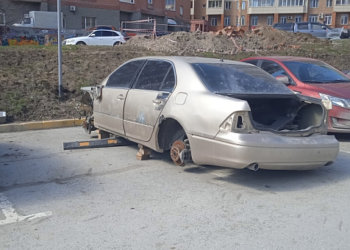 Владельца полуразобранного автомобиля у «Ауры» ищут в Новосибирске