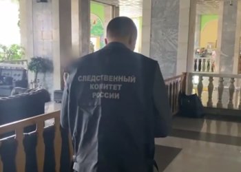 Сибиряк столкнул малолетнюю дочь со второго этажа и бросился под поезд