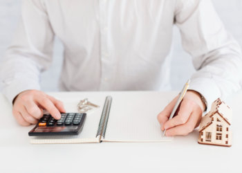 Долг новосибирцев за услуги ЖКХ в 2023 году превысил 1,3 млрд рублей