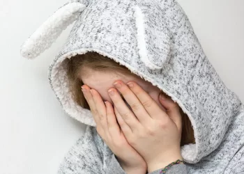 В Новосибирске взрослый мужчина избил школьницу в магазине