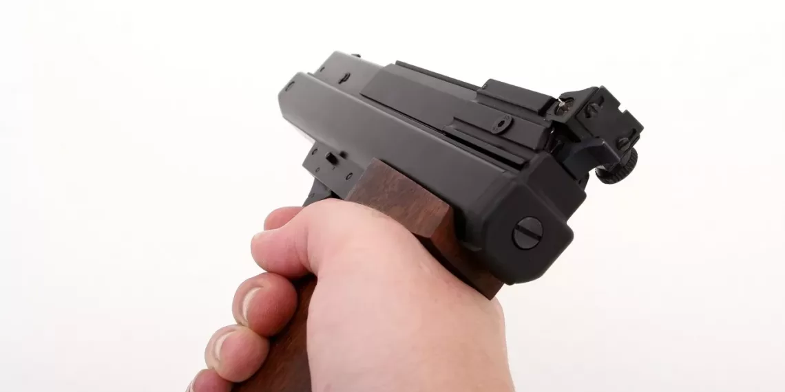 В России могут разрешить судебным приставам применять огнестрельное оружие