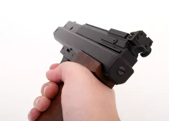 В России могут разрешить судебным приставам применять огнестрельное оружие