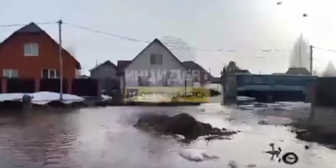 Улицы поселка Верх-Тула под Новосибирском затопило