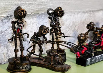 Житель Новосибирска изготовил коллекцию человечков-спасателей из металла