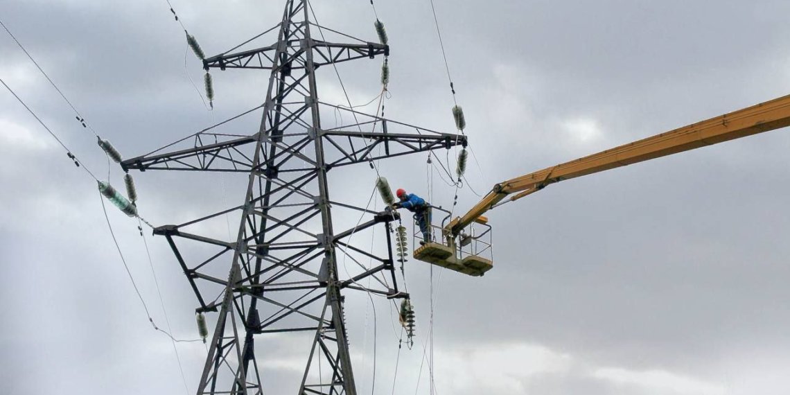 В Новосибирской области энергетики ввели режим повышенной готовности из-за шторма