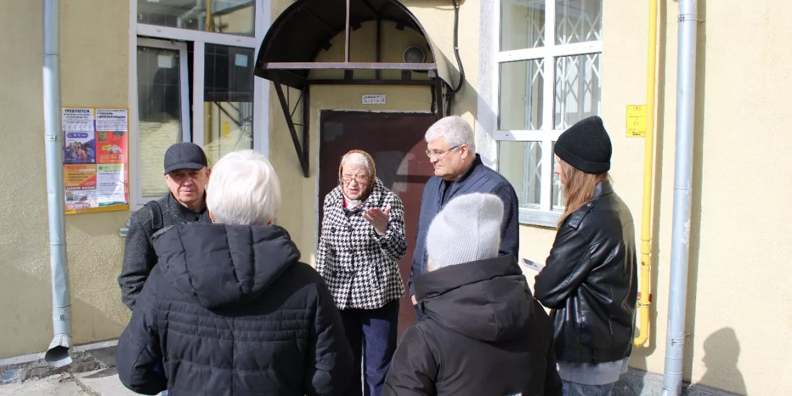 Депутат проверил состояние жилых домов после ряда жалоб от жителей Калининского района