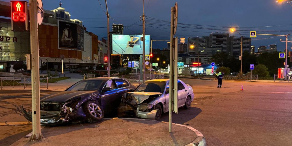 Водитель Honda без прав столкнулся с Infiniti — пострадали трое в Новосибирске