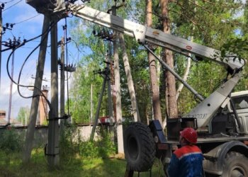 У жителей поселка под Новосибирском восстановили свет после аварии на ЛЭП