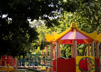 Пятилетний мальчик сломал позвоночник на детской площадке в Новосибирске