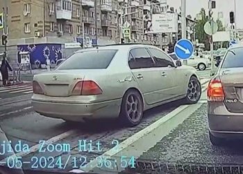 Водитель иномарки без номеров разыскивают за выезд на встречку на красный свет