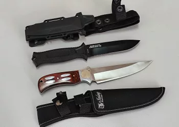 Два ножа изъяли на границе у молодой жительницы Новосибирска