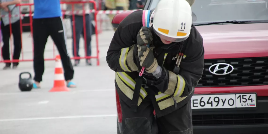 Пожарные буксировали двухтонный автомобиль и били кувалдами покрышку под Новосибирском