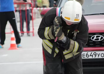 Пожарные буксировали двухтонный автомобиль и били кувалдами покрышку под Новосибирском