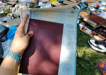 Красный диплом НГУ нашли среди мусора