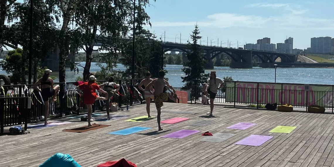 Новосибирцы встали на гвозди на Михайловской набережной