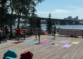 Новосибирцы встали на гвозди на Михайловской набережной