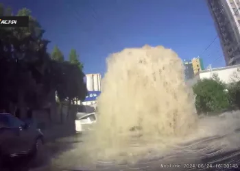 Канализационный люк прорвало в Центральном районе Новосибирска: видео