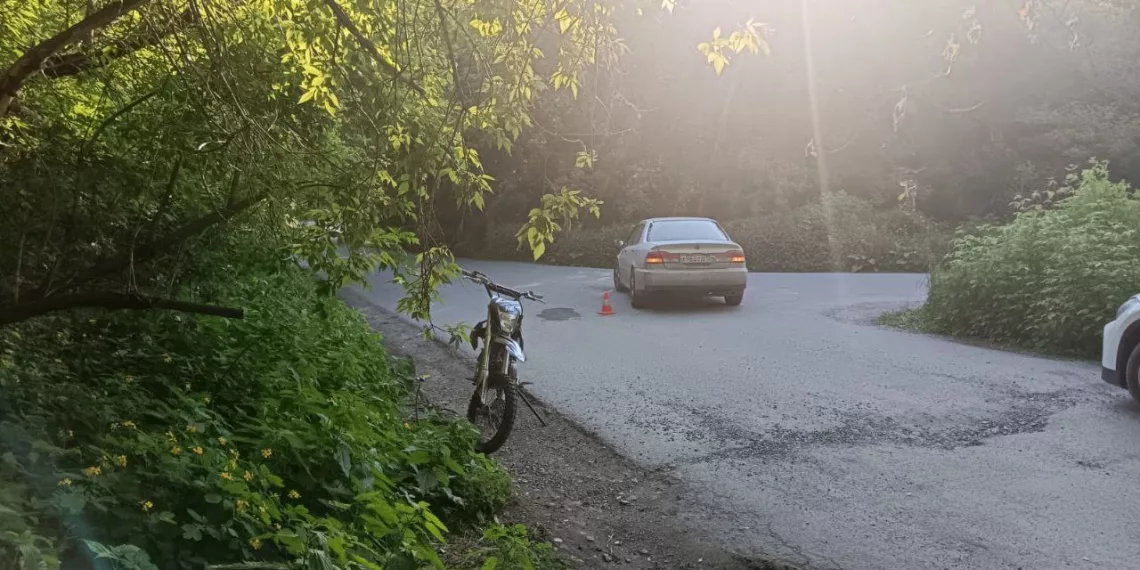 Автоледи на мотоцикле без прав попала под колеса авто в Новосибирске