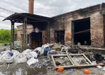 СК завел дело после пожара на складе в Оби, где погиб человек