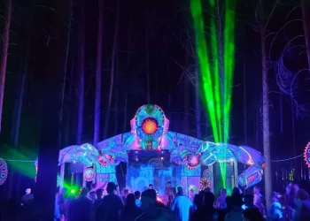 Более 1000 человек посетили музыкальный фестиваль, который пытались запретить в Новосибирской области