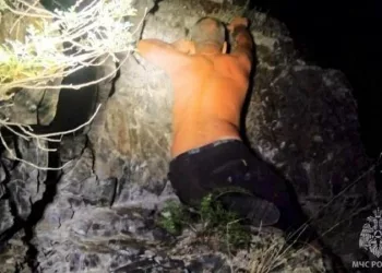 Белорус застрял на отвесной скале на Алтае — ему потребовалась помощь спасателей