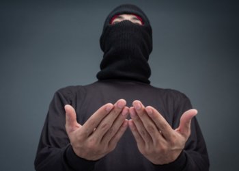 Мужчина украл телефон за 80 тысяч, но его нашли по биометрии в Новосибирске