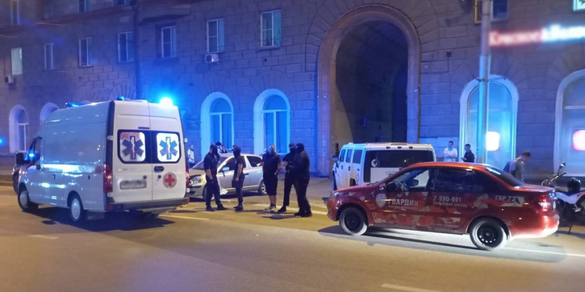 Пинали холодильник: сибиряки устроили дебош из-за отказа продать сигареты в Новосибирске