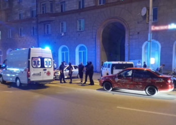 Пинали холодильник: сибиряки устроили дебош из-за отказа продать сигареты в Новосибирске