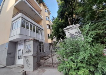 Жители дома на Серебренниковской отвоевали у «вооружённых» автогеном неизвестных людей детскую площадку в собственном дворе