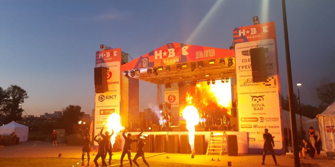 Огнеметы и горящая обувь — как прошло фаер-шоу в парке «Арена» Новосибирска