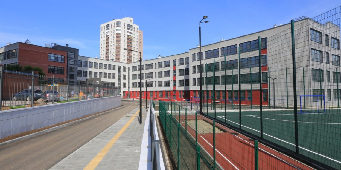 Школу с 25-метровым бассейном и классом робототехники откроют к 1 сентября в Октябрьском районе Новосибирска