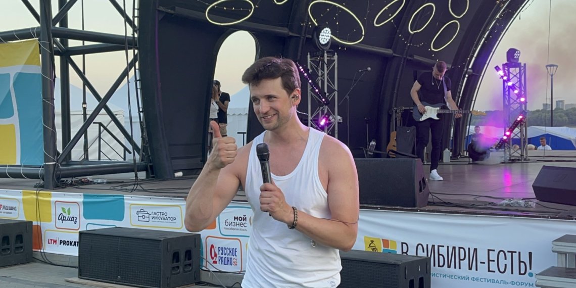 Спустился к зрителям, отобрал кепку, расцеловал фанаток: певец Дмитрий Колдун выступил в Новосибирске