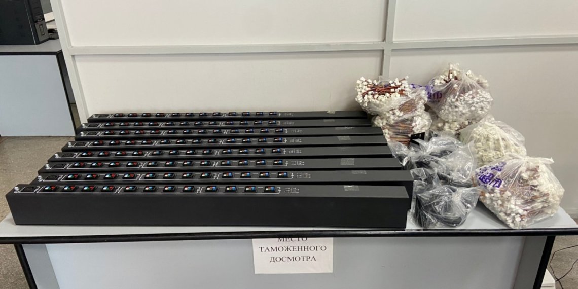 У иностранца в Сибири изъяли 70 кг оборудования для майнинга в аэропорту