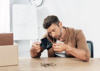 Более 65% новосибирцев негодуют из-за размера отпускных