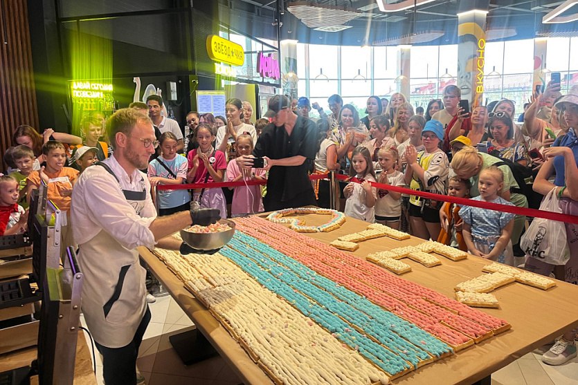 Гигантскую вафлю испекли в Новосибирске