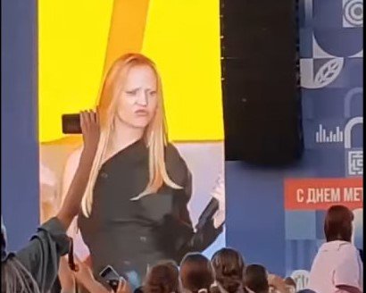 Трогала себя и не попадала в слова: концерт «Глюкозы» в Красноярске обернется судом