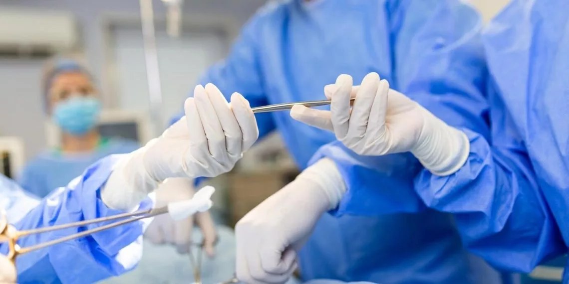 Новосибирские хирурги спасли мужчину, который не мог есть твердую пищу