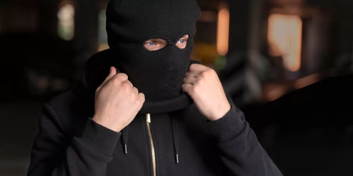 Голого онаниста заметила женщина в Академгородке в Новосибирске